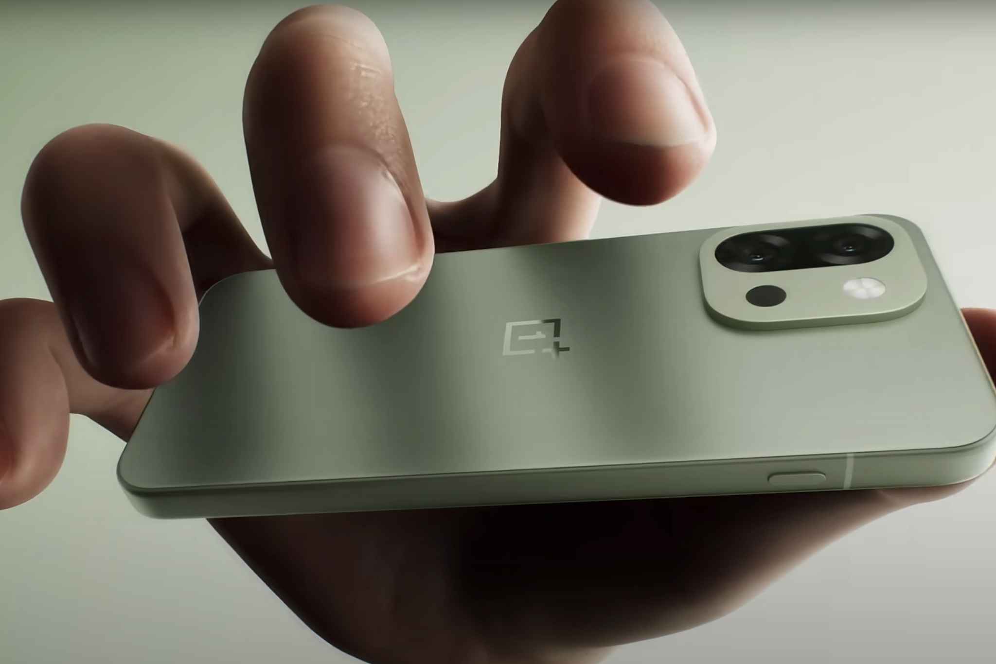 OnePlus 13S का प्रीमियम बैक पैनल और कैमरा सेटअप, जो iPhone 15 Pro को टक्कर देने की क्षमता दिखाता है